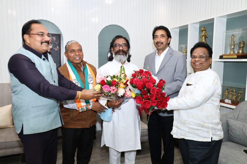 मुख्यमंत्री श्री हेमन्त सोरेन से आज मुख्यमंत्री आवासीय कार्यालय में कांग्रेस के झारखंड प्रभारी श्री गुलाम अहमद मीर, कांग्रेस के राष्ट्रीय सचिव एवं झारखंड प्रदेश कांग्रेस के सह प्रभारी श्री बेला प्रसाद, झारखंड प्रदेश कांग्रेस अध्यक्ष श्री केशव महतो कमलेश एवं कांग्रेस विधायक दल के नेता श्री प्रदीप यादव ने औपचारिक मुलाकात की